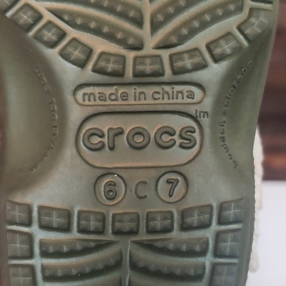 #Army Green insulated Crocs - Picture 7 of 7